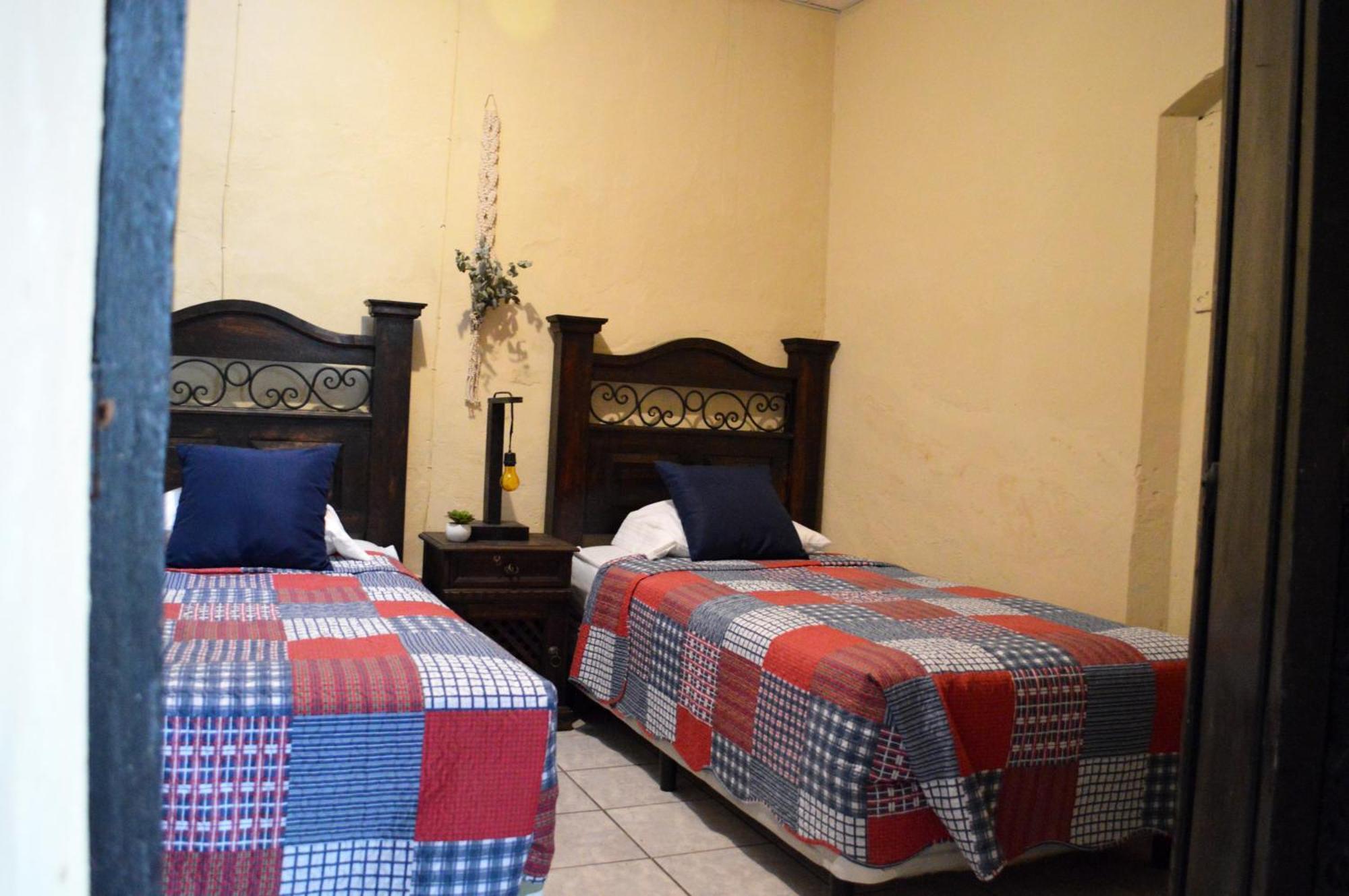 Ave del Paraiso Guest House Antigua Esterno foto