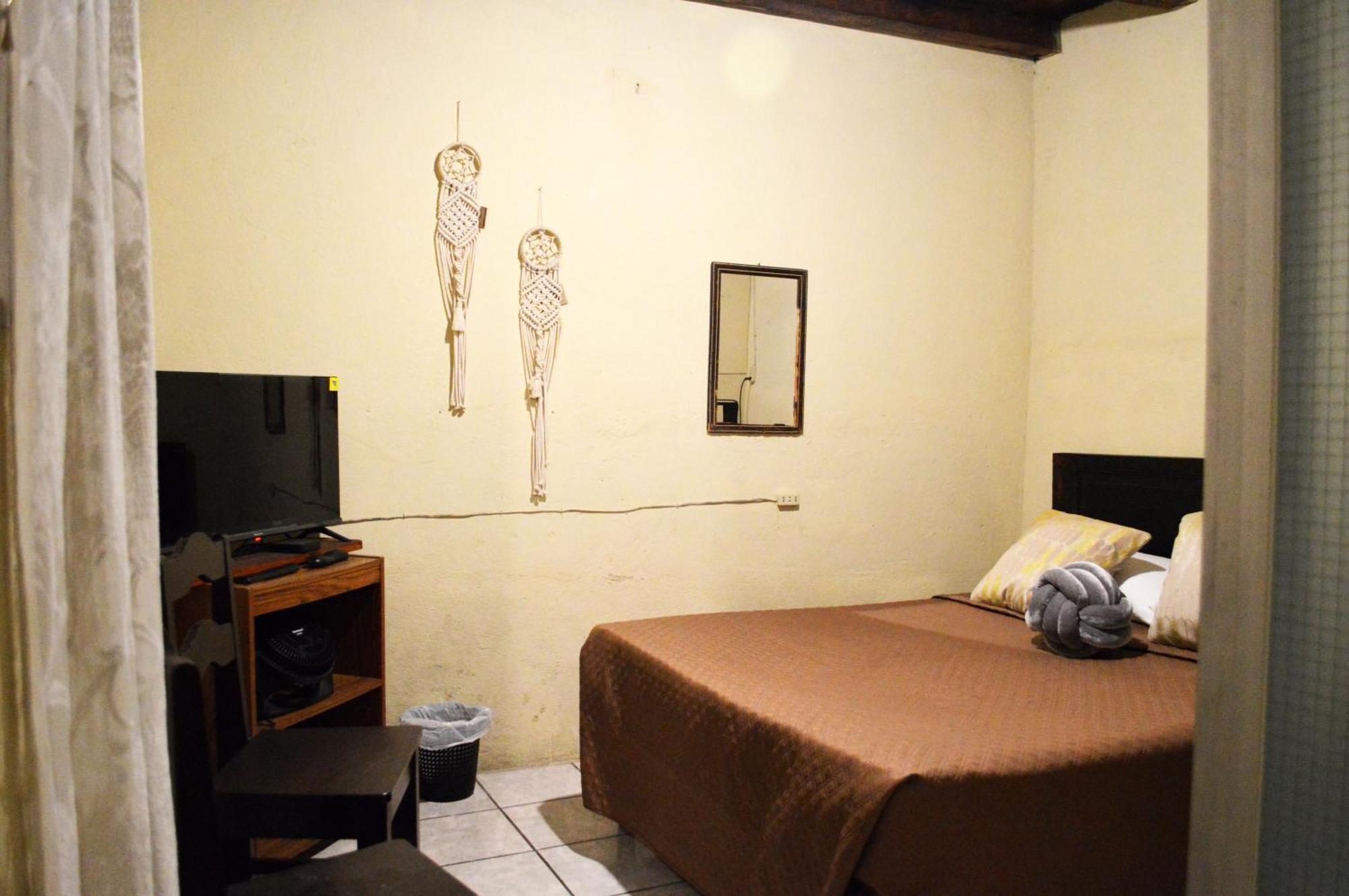 Ave del Paraiso Guest House Antigua Esterno foto